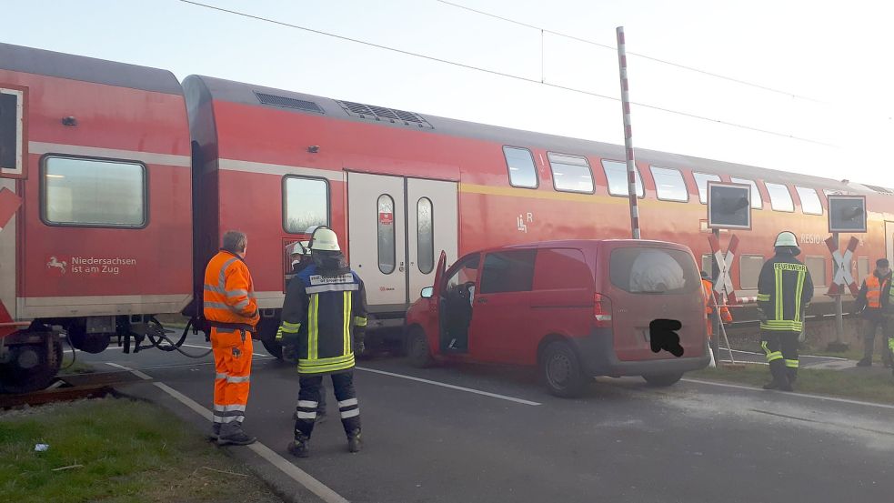 Die Feuerwehr wurde gerufen, um am Bahnübergang in Loppersum Betriebsstoffe aufzunehmen. Foto: Sylvia Stralucke-Steen, Feuerwehr Loppersum