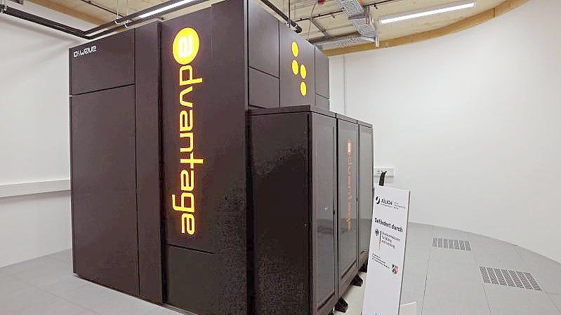 Am Forschungszentrum Jülich geht ein neues Quantencomputer-System für die Forschung an den Start. Foto: Oliver Berg/dpa