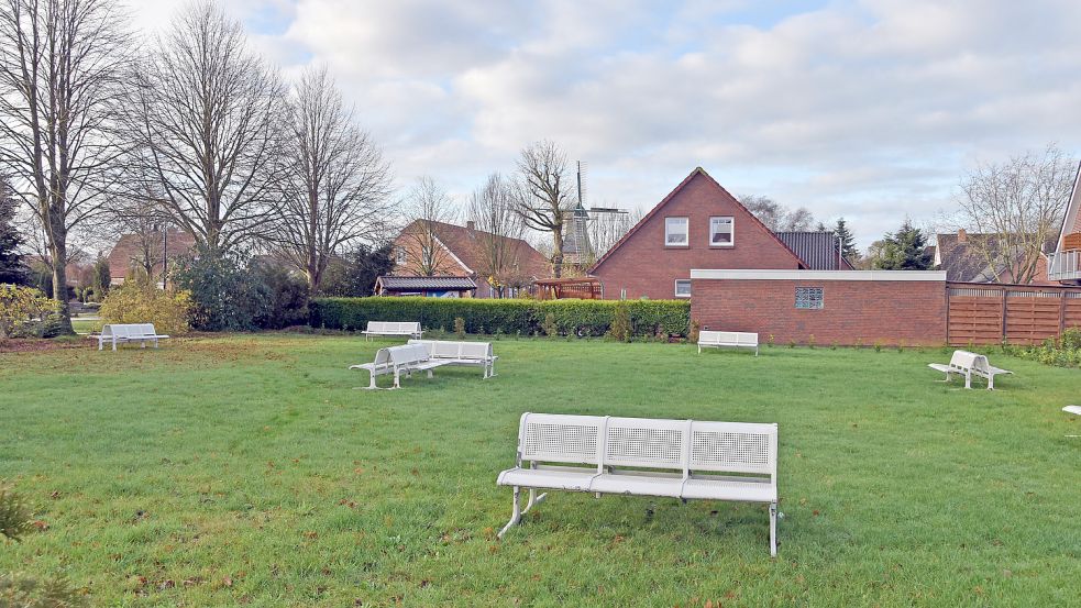 Weiße Sitzbänke stehen auf dem umstrittenen Grundstück im Ortskern von Leezdorf. Im Volksmund wird es daher als Kurgarten betitelt. Foto: Thomas Dirks