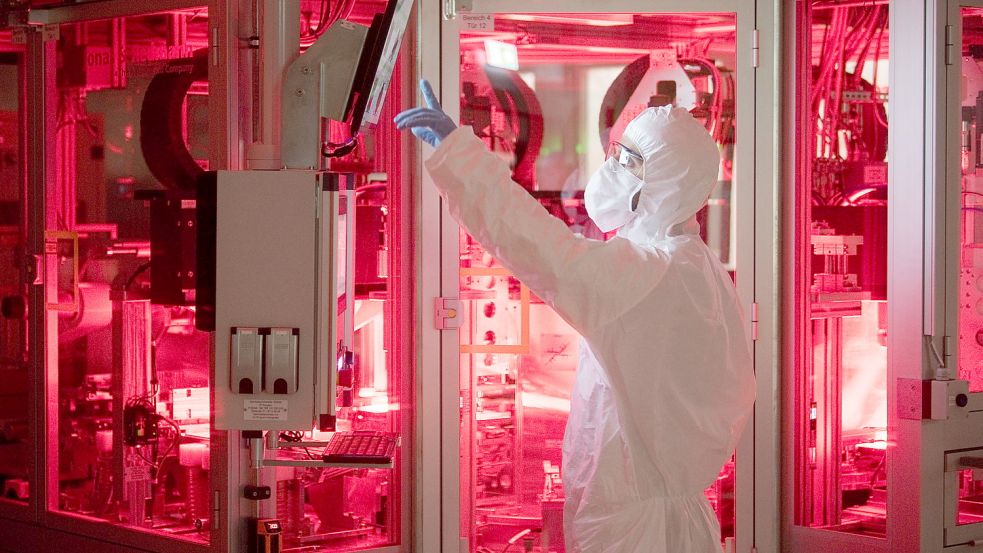 Im VW-Werk Salzgitter, hier ein spezieller Reinraum, entsteht die erste Batteriezellenproduktion in Niedersachsen. Foto: DPA