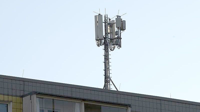 Direkt am Funkmast will Vodafone künftig selbst Windenergie produzieren. Foto: Paul Zinken/dpa-zentralbild/dpa