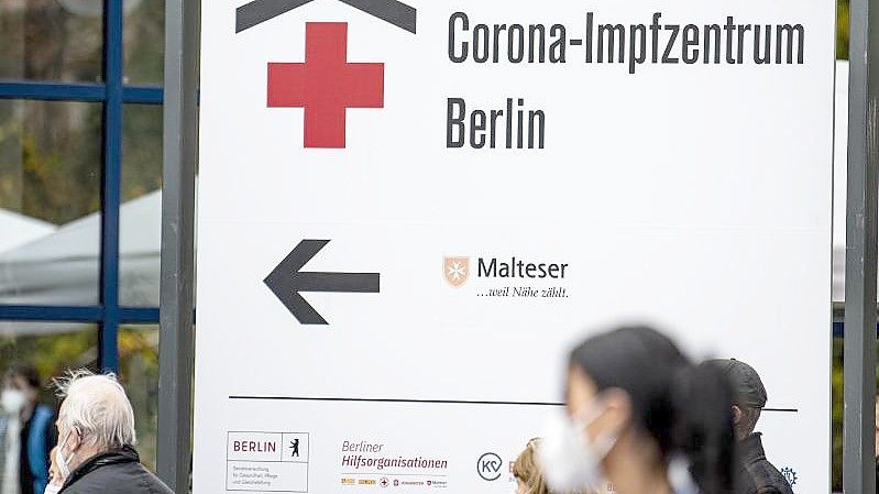 Corona-Impfzentrum Berlin Messe. Laut RKI geht die tägliche Impfquote langsam wieder zurück. Foto: Fabian Sommer/dpa