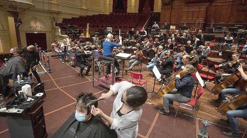 Ein neuer Schnitt im Concertgebouw auf der Bühne - und die Musik spielt dazu. Foto: Peter Dejong/AP/dpa