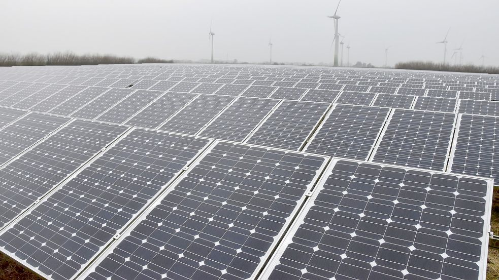 Die bisher einzige Photovoltaik-Anlage im Brookmerland steht auf einem Feld nahe dem Windpark in Osteel-Reithamm. Foto: Thomas Dirks