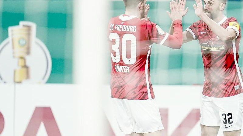 Freiburgs Torschütze Vincenzo Grifo (r) jubelt mit Christian Günter über das Tor zur 1:0-Führung gegen Hoffenheim. Foto: Uwe Anspach/dpa
