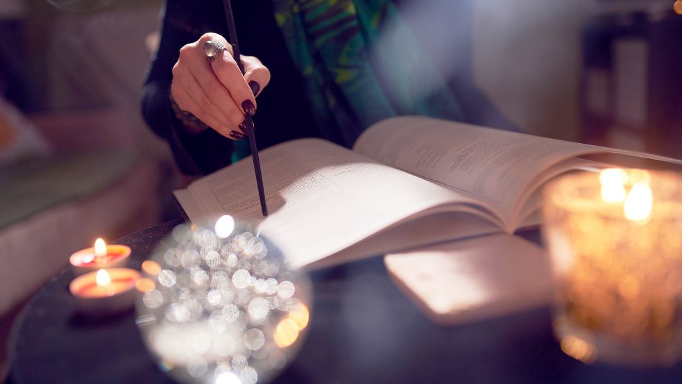 Female fortune-teller's hands, predictions books, predictions ball Foto: Anneke Petersen