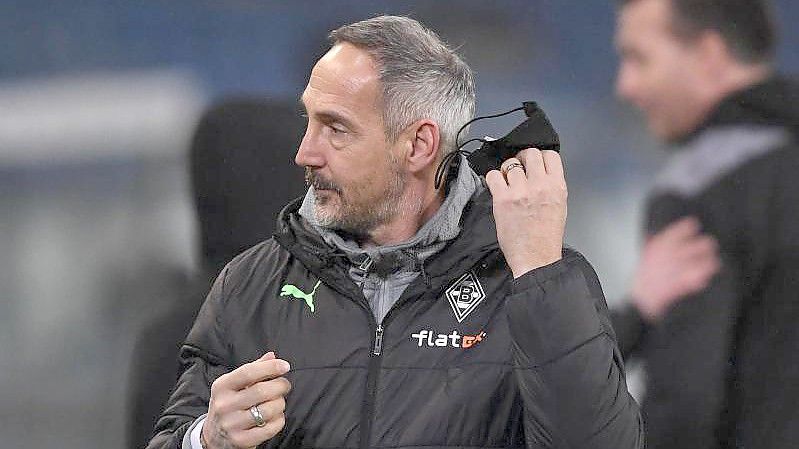 Gladbachs Trainer Adi Hütter ist nach dem DFB-Pokal-Aus gegen Hannover 96 mit der Situation unzufrieden. Foto: Swen Pförtner/dpa