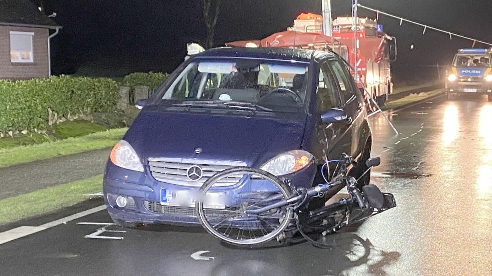 Das Fahrrad wurde von einem Auto erfasst. Foto: Feuerwehr