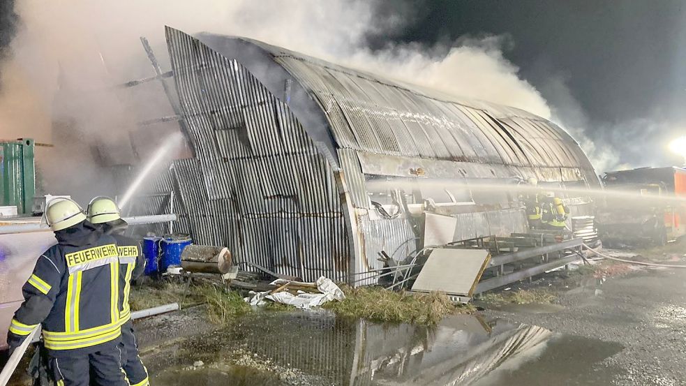 Die Feuerwehren mussten am Dienstagabend zum Großeinsatz ins Gewerbegebiet Ulbargen ausrücken. Foto: Aiko Recke