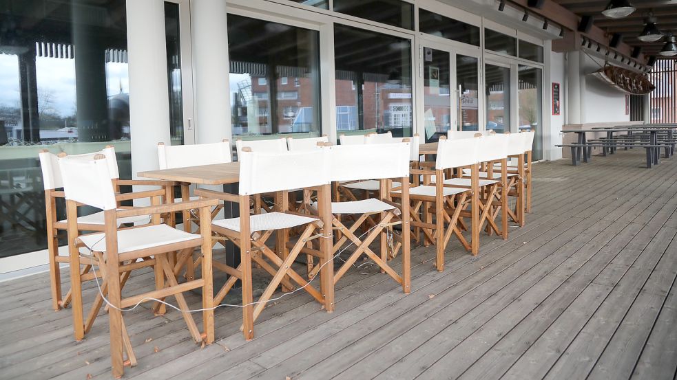 Im Lockdown vergangenen Jahres blieben die Tische der Auricher Gastronomie unbesetzt. Foto: Romuald Banik