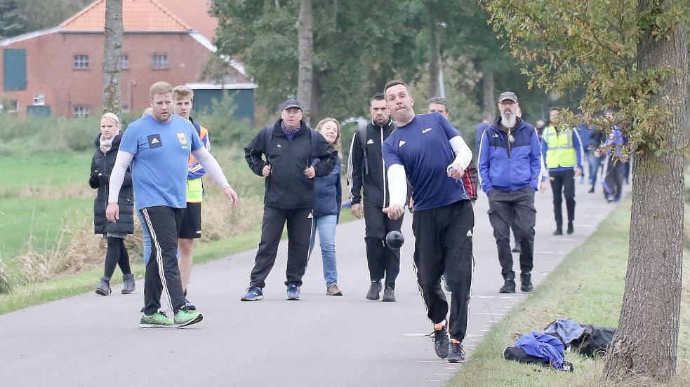 Mannschaftsführer Mathias Cremer rollt mit Pfalzdorf unaufhaltsam durch die Boßel-Landesliga.Foto: Wilfried Gronewold