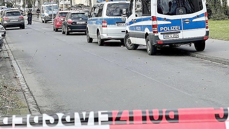 Einsatzkräfte stehen vor der Schule in Bonn. Foto: Axel Vogel/dpa