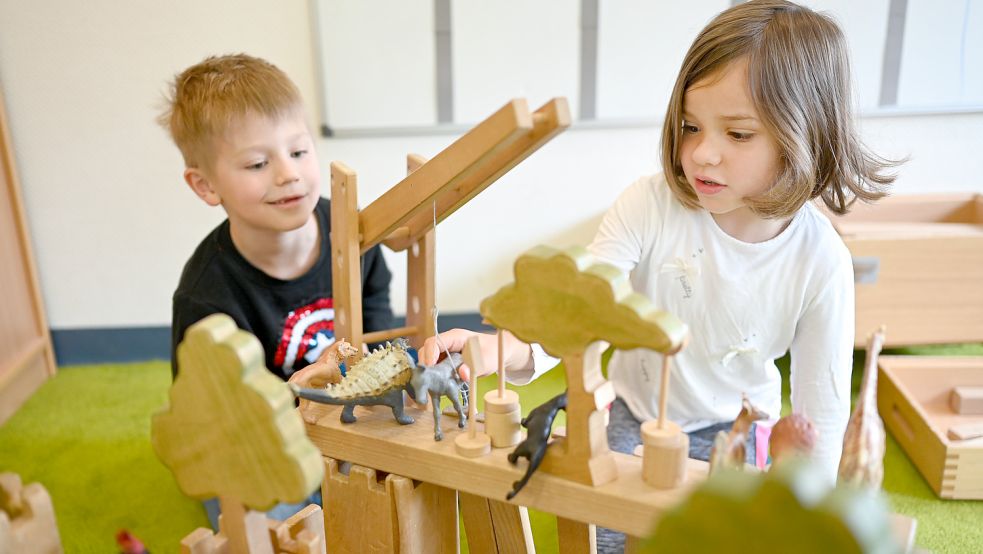 Kinder spielen zusammen im Kindergarten: Die sozialen Kontakte sind für die Kleinsten besonders wichtig. Foto: DPA