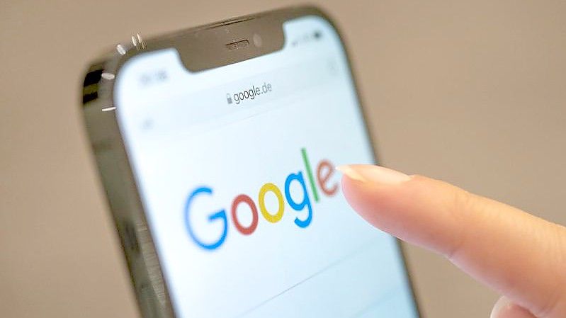 Wie Digital-Riesen wie Google oder Facebook mit illegalen Inhalten oder Hassrede umgehen sollen, soll künftig ein geplantes EU-Gesetz regeln. Foto: Mohssen Assanimoghaddam/dpa