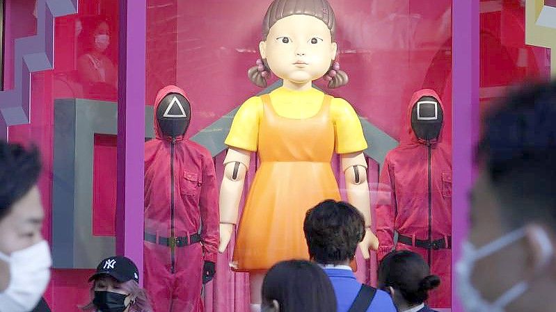 Nachbildung der „Younghee“-Puppe aus der Netflix-Serie „Squid Game“, die mit einer zweiten Staffel fortgesetzt wird. Foto: Rodrigo Reyes Marin/ZUMA Press Wire/dpa