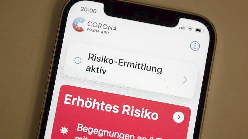 Corona-App auf Dauerrot: Angesichts rasant steigender Infektionszahlen werden auch die Risikobegegnungen mehr. Foto: Bernd Weißbrod/dpa