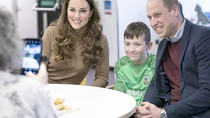 Prinz William und Herzogin Kate mit dem elfjährigen Deacon Glover im Clitheroe Community Hospital in Burnley. Foto: Danny Lawson/PA Wire/dpa