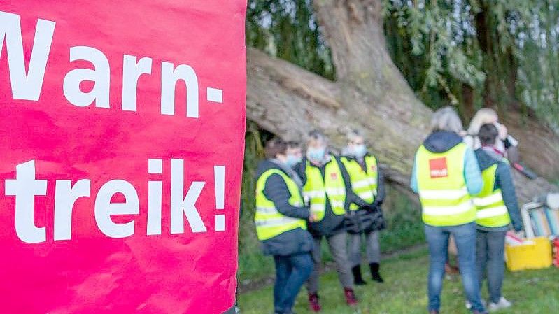 Mitglieder der Gewerkschaft Verdi beim Warnstreik (2020). Foto: Jens Büttner/dpa-Zentralbild/dpa