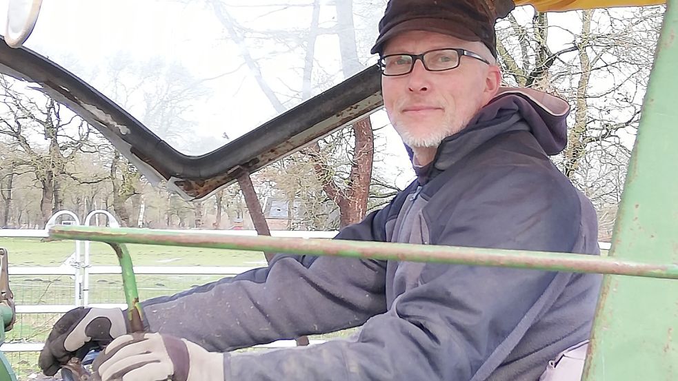 Pastor Martin Kaminski auf seinem Trecker. Der Hobbybauer fährt demnächst auch Bus. Foto: privat