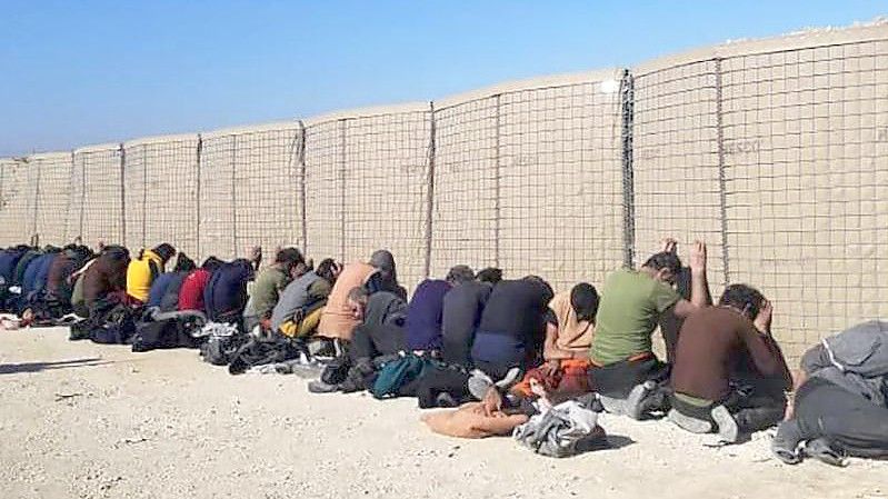 Kämpfer der Terrormiliz Islamischer Staat (IS), die von den kurdisch geführten Demokratischen Kräften Syriens nach einem Angriff auf das Gweiran-Gefängnis in Al-Hassaka im Nordosten Syriens festgenommen wurden. Foto: --/Kurdish-led Syrian Democratic Forces/AP/dpa