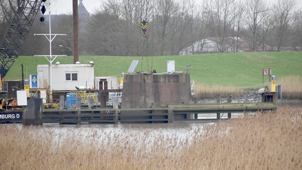 Vier Brückenpfeiler stehen in der Ems. Der Pfeiler 5 (Bild) ist der erste Pfeiler, der abgerissen werden soll. Dafür wird laut Bahn ein spezieller Hydraulikbagger eingesetzt. Zuvor werden noch insgesamt 44 Spundwände um den Pfeiler herum in den Emsboden gerammt, damit der Schutt nicht in den Fluss fällt. Foto: Ammermann