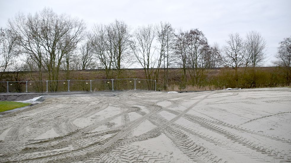 Direkt an der Bahnlinie in der Nähe der Friesenbrücke bei Hilkenborg - im Hintergrund ist der Bahndamm mit dem Gleis zu sehen - ist eine weitere Lagerfläche entstanden. Foto: Ammermann