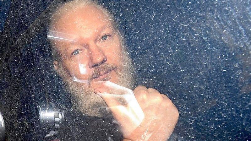 Unterstützer des Gründers von WikiLeaks, Julian Assange, erwarten eine baldige Entscheidung über dessen Berufung gegen die Aufhebung des Auslieferungsverbots. Foto: Victoria Jones/PA Wire/dpa