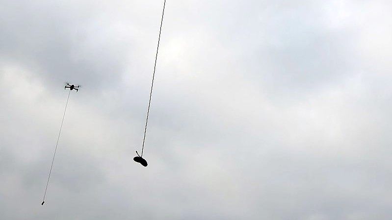 An diesen Drohnen wurden die Würstchen befestigt, die „Millie“ letztlich aus dem Vorland lockten. Foto: Denmead Drone Search And Rescue/PA Media/dpa