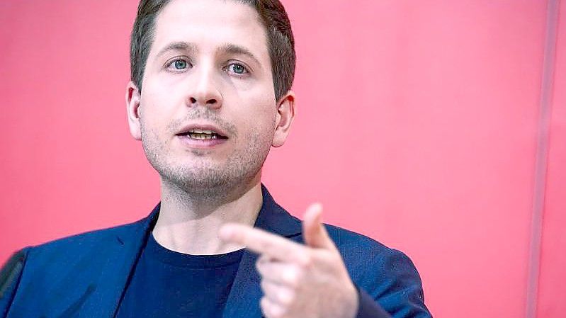 Kevin Kühnert gibt nach den Gremiensitzungen seiner Partei eine Pressekonferenz in der SPD-Parteizentrale. Foto: Kay Nietfeld/dpa