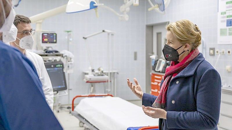 Berlins Regierende Bürgermeisterin Franziska Giffey (SPD, r) spricht mit Krankenhausmitarbeitern über die aktuelle Versorgungslage in Berlins Krankenhäusern. Foto: Monika Skolimowska/dpa-Zentralbild/dpa