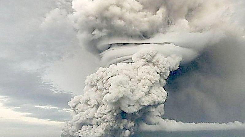 Der Untersee-Vulkan speit Asche und Gas. Foto: Tonga Geological Services/ZUMA Press Wire Service/dpa