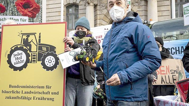 Cem Özdemir mit Aktivisten der Protestaktion in Berlin. Foto: Fabian Sommer/dpa