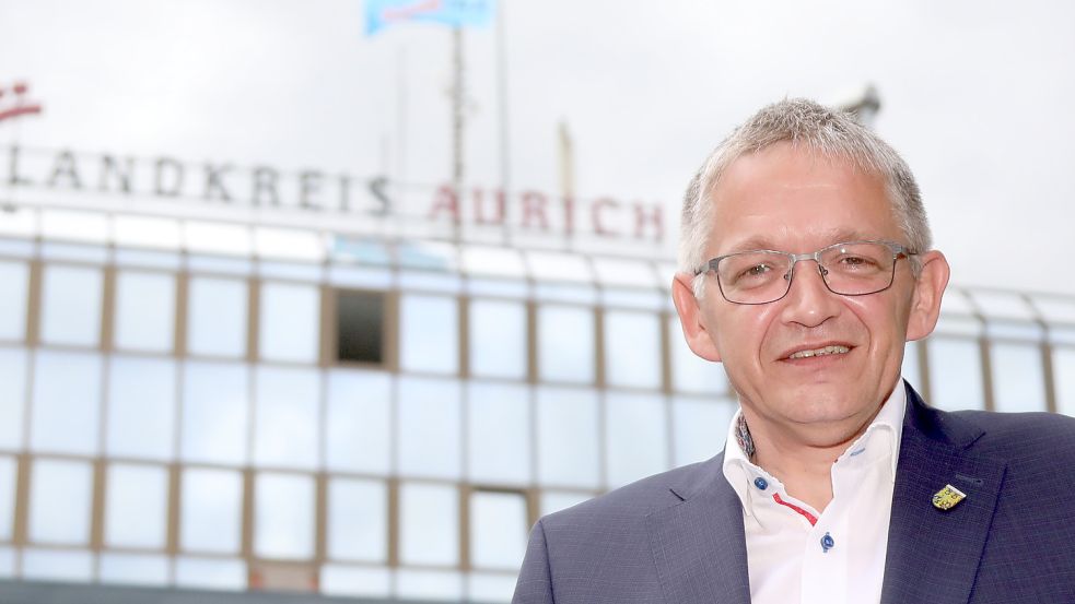 Aurichs Landrat Olaf Meinen spürt den rauer werdenden Ton und stellt sich schützend vor seine Mitarbeiter. Foto: Romuald Banik