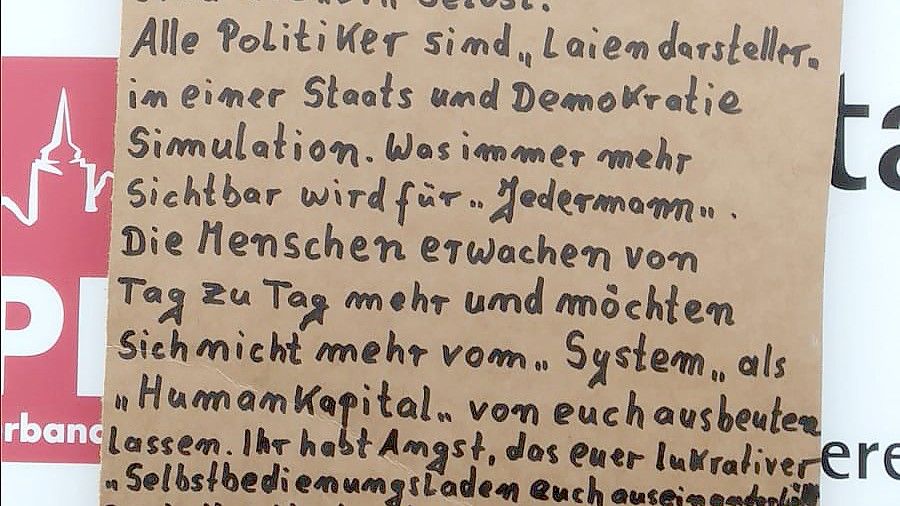 Ein Schmähbrief wurde auf Packpapier geschrieben und bei Wiard Siebels ans Wahlkreisbüro in Aurich geklebt. Darin werden der Bundeskanzler und alle Politiker als "Laiendarsteller" anonym beleidigt. Foto: privat