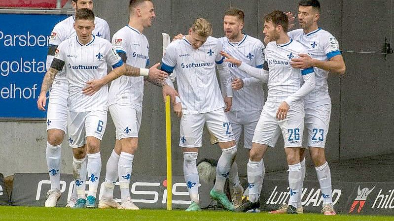 Beim FC Erzgebirge Aue hatte der FC Schalke 04 alles im Griff und fuhr einen 5:0-Sieg ein. Foto: Robert Michael/dpa-Zentralbild/dpa