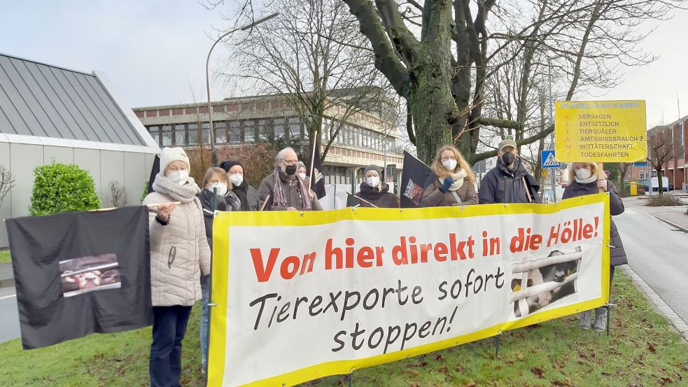 Die „Ostfriesen gegen Tierleid“ demonstrierten am Sonnabendvormittag zwischen dem Rathaus und dem Auricher Landratsamt. Foto: Ann-Kathrin Stapf