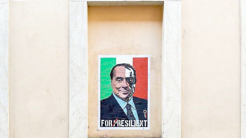 Ein Wandbild des Politikers Silvio Berlusconi in Rom. Foto: Marilla Sicilia/Mondadori/ZUMA/dpa