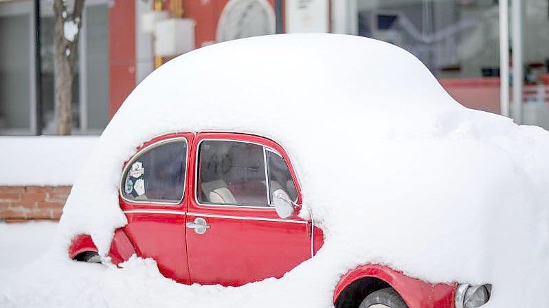 Ein Auto in Gaziantep am Straßenrand - bedeckt von einer dicken Schneeschicht. Foto: Muhammed Ibrahim Ali/IMAGESLIVE via ZUMA Press Wire/dpa