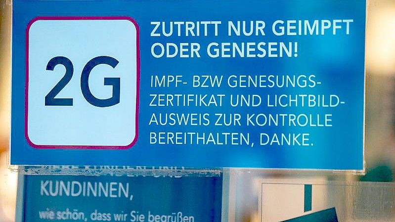 Ein Schild für die Zugangsregeln nach der 2G-Regel. Foto: Stefan Sauer/dpa