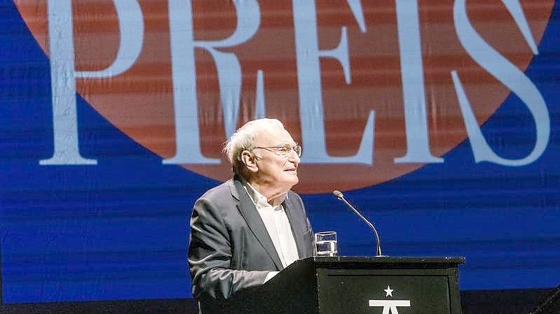 Der Schriftsteller Uwe Timm hält seine Dankesrede in Hamburg. Foto: Markus Scholz/dpa