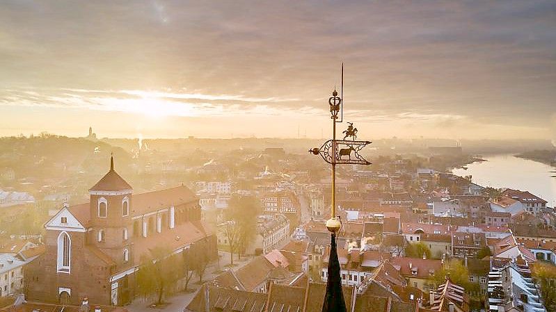 Blick über die Dächer von Kaunas, der zweitgrößten Stadt Litauens. Kaunas ist Europäische Kulturhauptstadt 2022. Foto: Andrius Aleksandravičius/Organisation Kaunas 2022/dpa