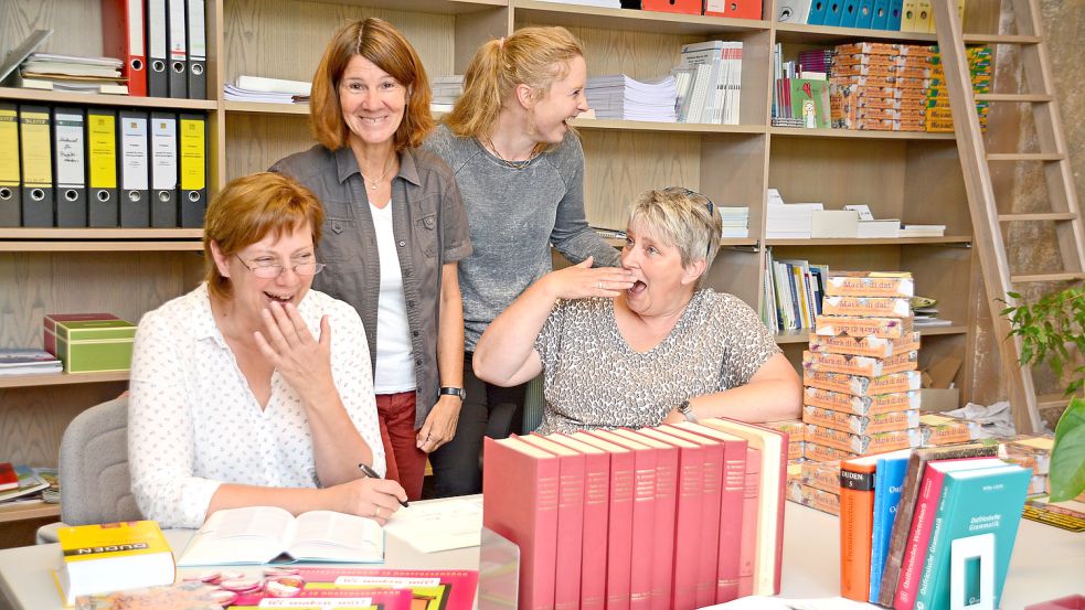 Haben immer noch Spaß an der Arbeit: Seit 30 Jahren gibt es das Plattdüütskbüro bei der Ostfriesischen Landschaft. Ganz so lange sind Ilse Gerdes, Elke Brückmann, Grietje Kammler und Anita Willers (von links) noch nicht dabei. Die Freude am Platt ist aber geblieben. Foto: Inga Graber