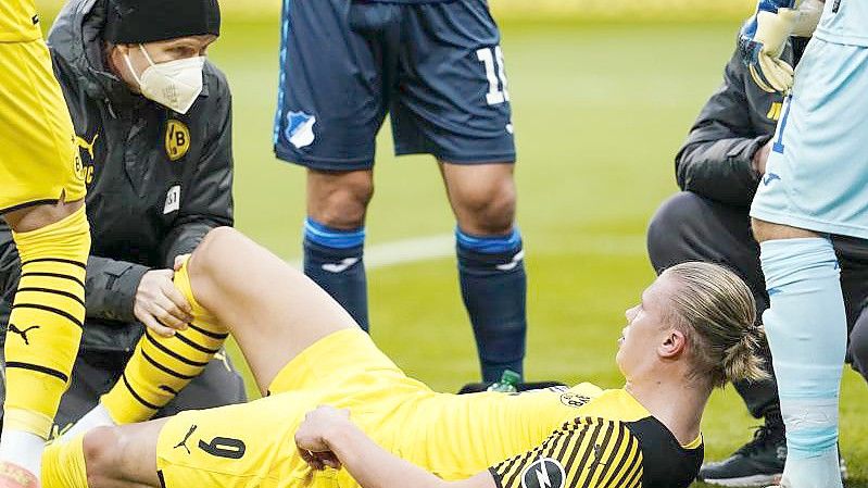 BVB-Topstar Erling Haaland musste kurz auf dem Platz behandelt werden. Foto: Uwe Anspach/dpa