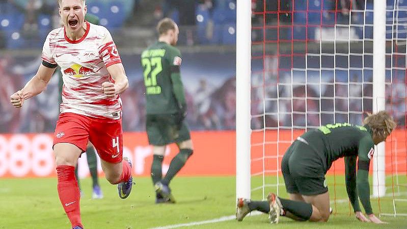 Willi Orban (l) setzt nach seinem Treffer zum 1:0 für Leipzig zum Jubellauf an. Foto: Jan Woitas/dpa-Zentralbild/dpa