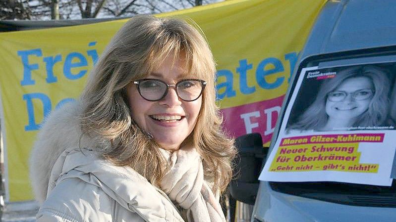 Maren Gilzer-Kuhlmann bei einem Wahlkampfauftritt in Oberkrämer. Foto: Bernd Settnik/dpa