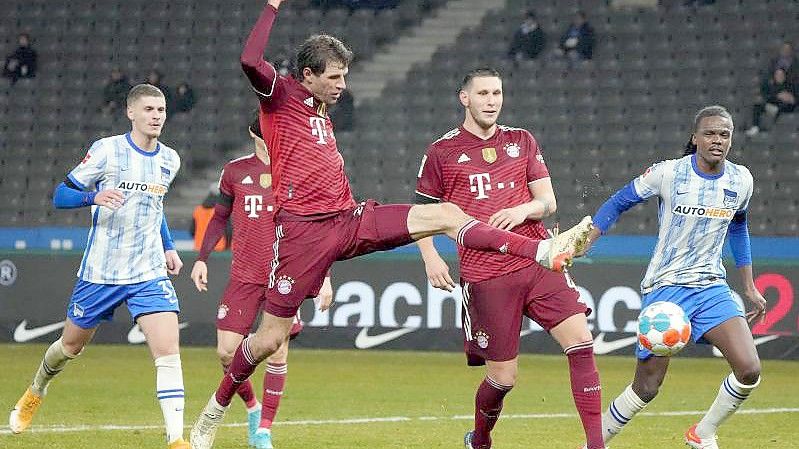 Thomas Müller (M.) erzielte den zweiten Treffer des FC Bayern. Foto: Soeren Stache/dpa-Zentralbild/dpa
