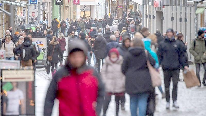 Viele halten die bestehenden Einschränkungen für richtig und ausreichend. Foto: Stefan Sauer/dpa