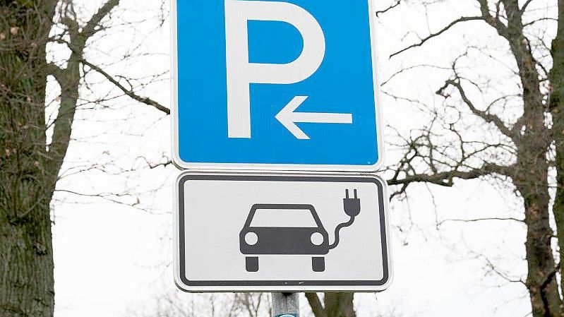 Viele Autokäufer zögern in Sachen Elektromobilität aufgrund der unzureichenden Ladeinfrastruktur. Foto: Julian Stratenschulte/dpa