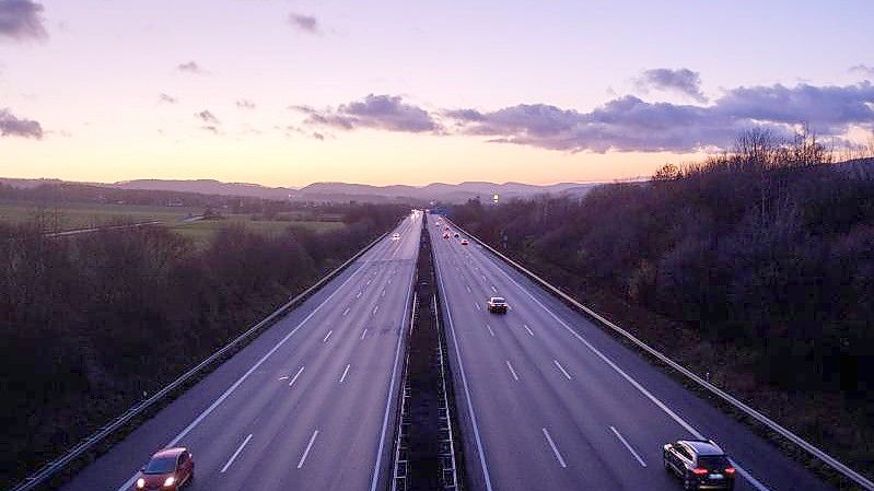Autobahn 2 bei Auetal in Niedersachsen. Auf der Strecke zwischen Berlin und Hannover ist ein Raser mit 417 Stundenkilometern unterwegs gewesen. Foto: Ole Spata/dpa