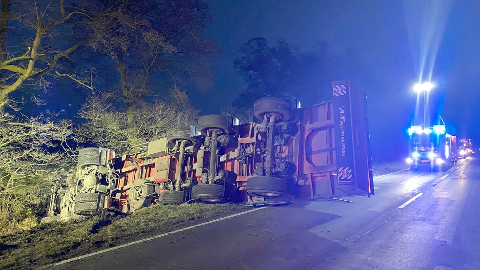 Der LKW landete auf der Seite liegend im Graben. Foto: Holger Janssen